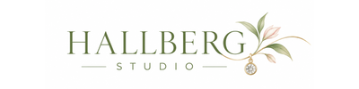 Hallberg Studio – smykkelogo med grøn typografi, botaniske detaljer og et elegant vedhæng med sten.